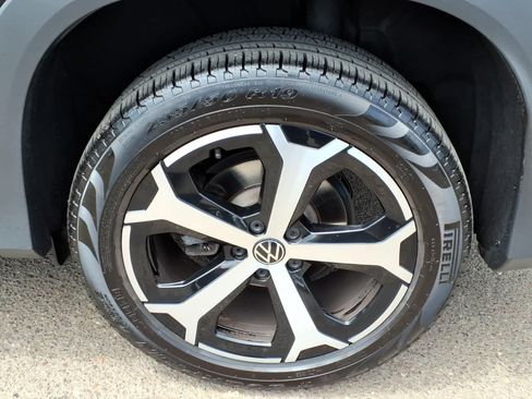 Used 2025 Volkswagen Tiguan SE AWD/4WD image 8