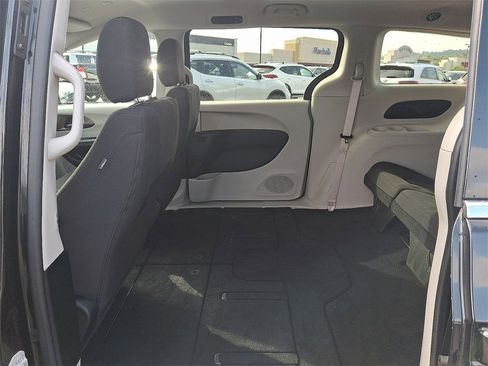 Used 2022 Chrysler Voyager LX image 11