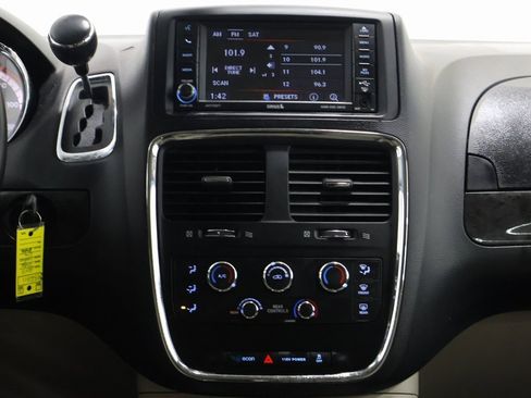Used 2015 Dodge Grand Caravan SXT w/ UConnect Hands-Free Group image 19