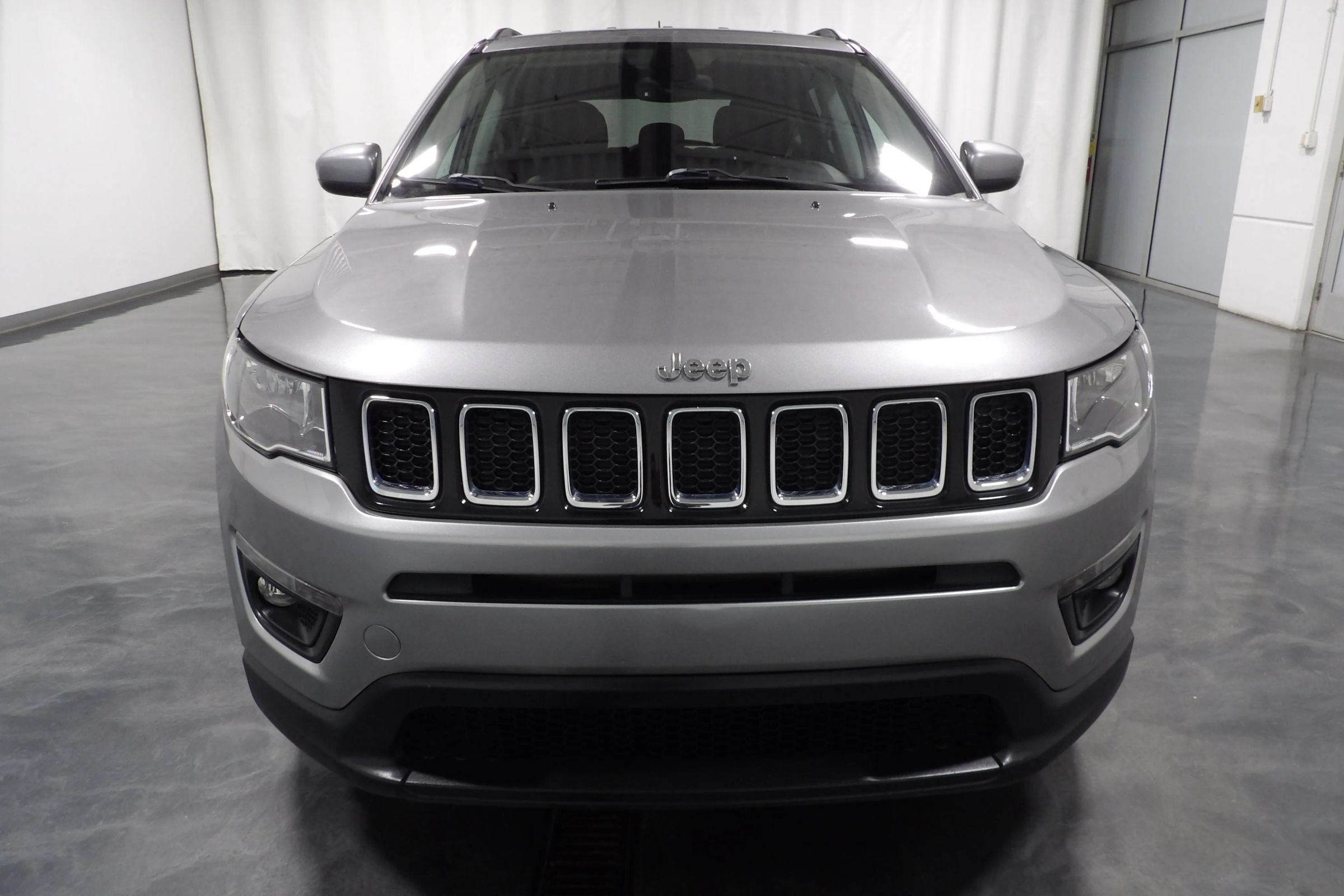 Used 2018 Jeep Compass Latitude w/ Popular Equipment Group AWD/4WD image 3
