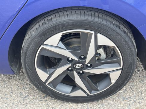 Used 2023 Hyundai Elantra Limited w/ Preferred Accessory Package FWD image 8