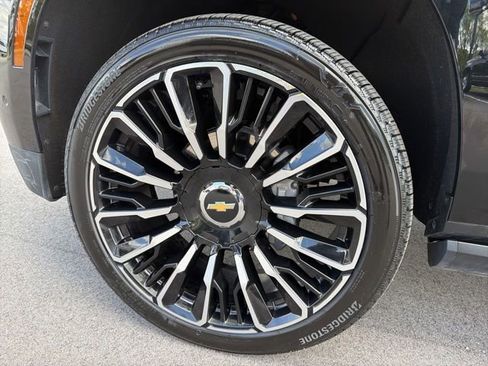 Used 2025 Chevrolet Suburban High Country AWD/4WD image 15