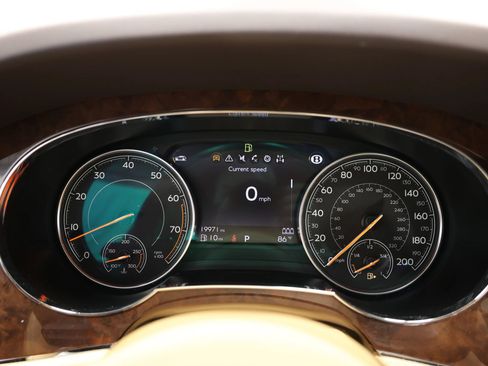 Used 2018 Bentley Bentayga AWD/4WD image 27