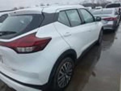 Used 2021 Nissan Kicks SV image 9