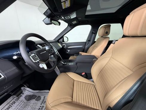 New 2025 Land Rover Discovery Dynamic SE image 5