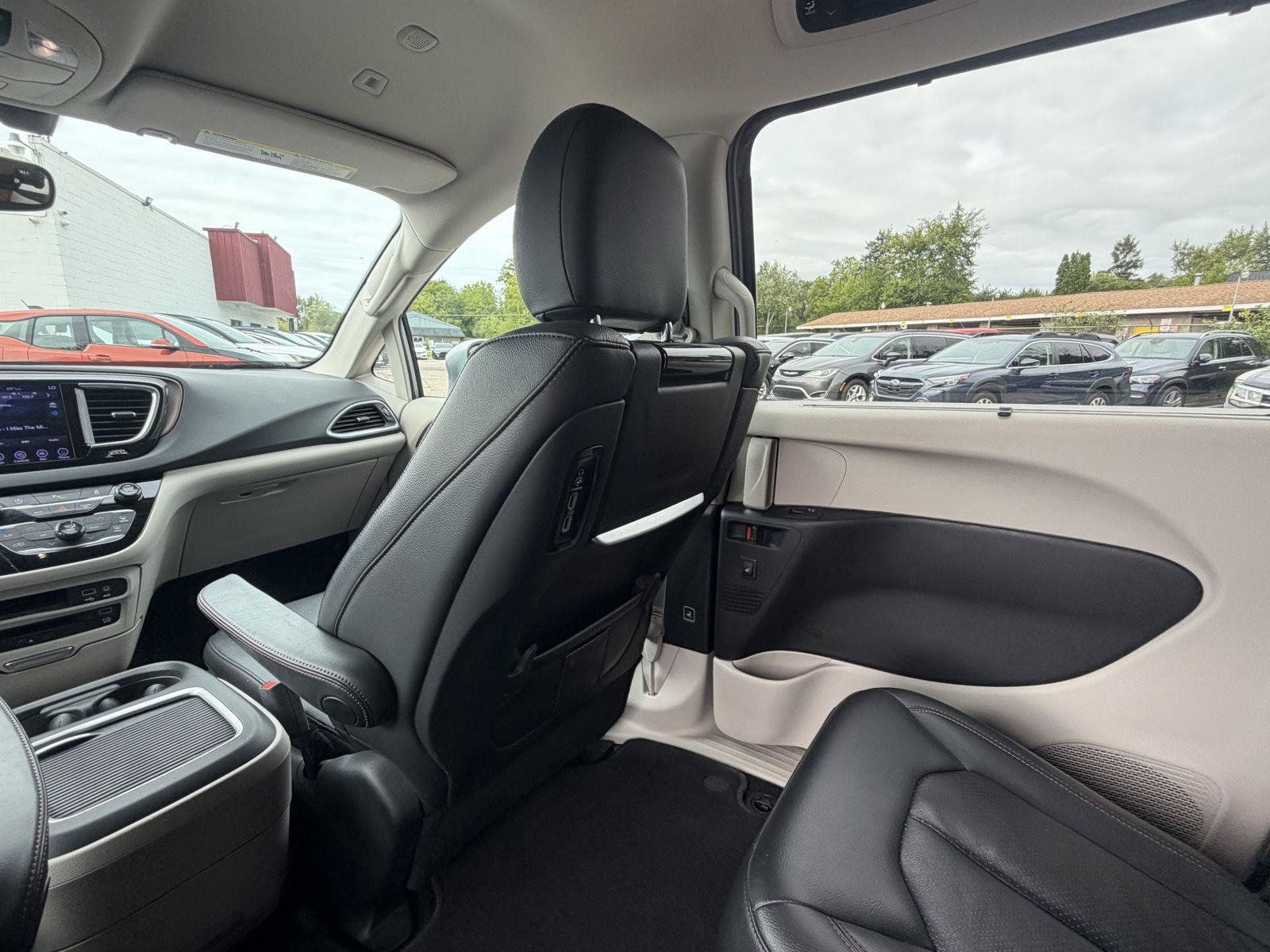 Used 2018 Chrysler Pacifica Touring-L Plus FWD image 24