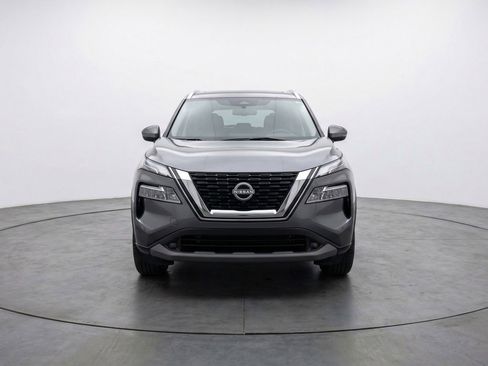 Used 2025 Nissan Rogue SV FWD image 2