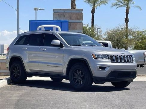 Used 2017 Jeep Grand Cherokee Laredo w/ Quick Order Package 2BE RWD image 4