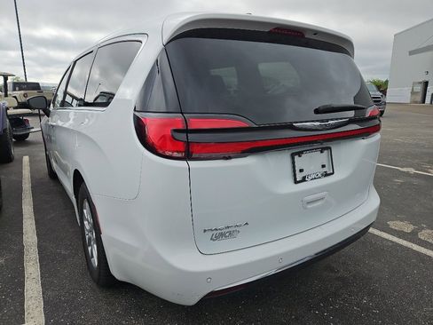 Used 2023 Chrysler Pacifica Touring-L FWD image 5