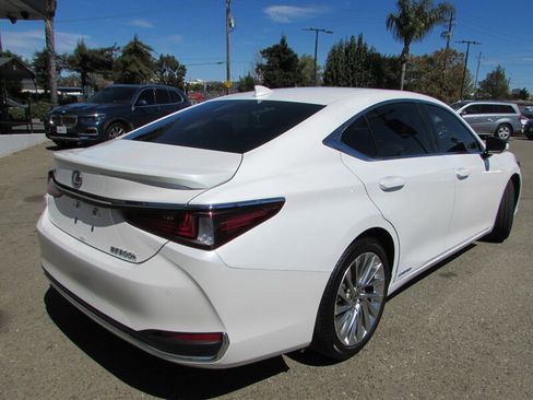 Used 2021 Lexus ES 300h w/ Accessory Package FWD image 7