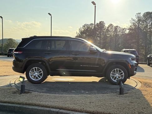 New 2025 Jeep Grand Cherokee Laredo w/ Luxury Tech Group I image 9