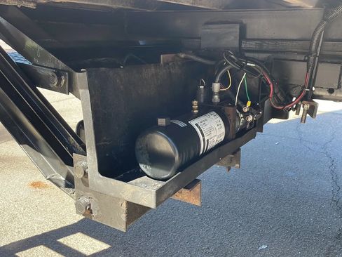 Used 2015 Ford F550 2WD Regular Cab Super Duty image 9