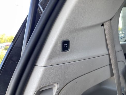Used 2024 Chrysler Pacifica Touring-L FWD image 42