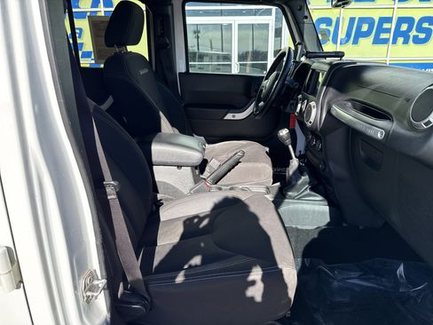 Used 2017 Jeep Wrangler Unlimited Sahara w/ Connectivity Group image 33