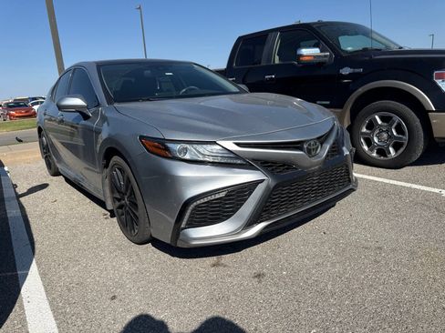 Used 2022 Toyota Camry XSE FWD image 3