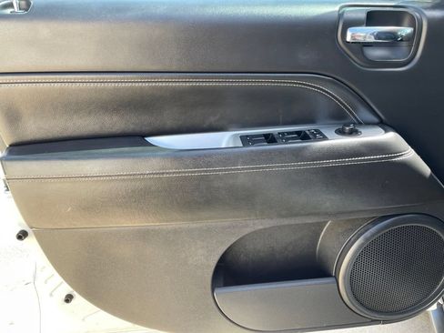 Used 2016 Jeep Compass Latitude FWD image 16