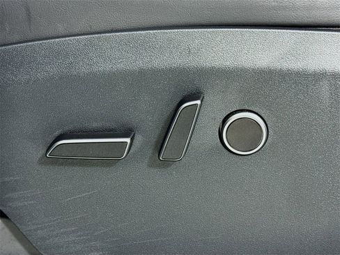 Used 2023 Tesla Model Y 2WD image 17