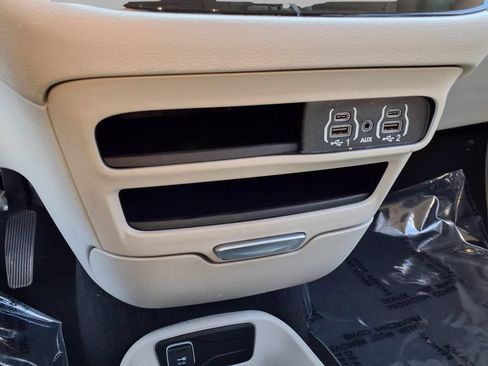 Used 2024 Chrysler Pacifica Touring-L FWD image 12