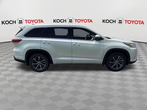 Used 2017 Toyota Highlander XLE AWD/4WD image 9