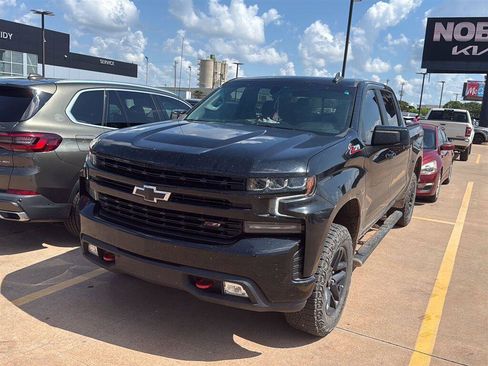 Used 2021 Chevrolet Silverado 1500 LT Trail Boss w/ Convenience Package II AWD/4WD image 2