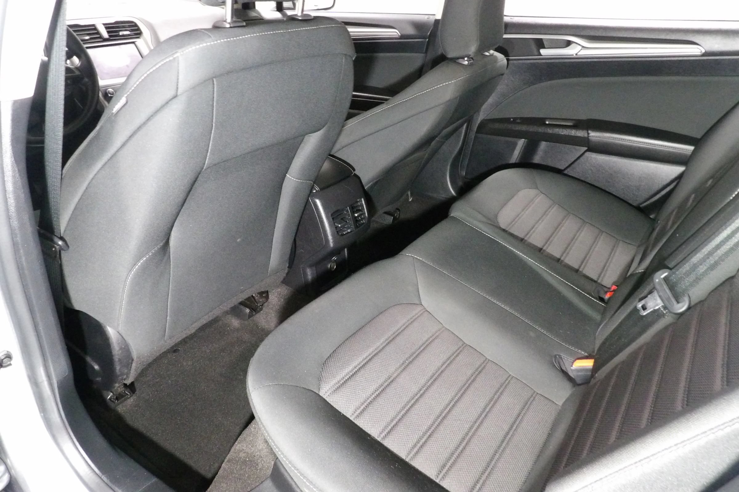 Used 2020 Ford Fusion SE FWD image 9