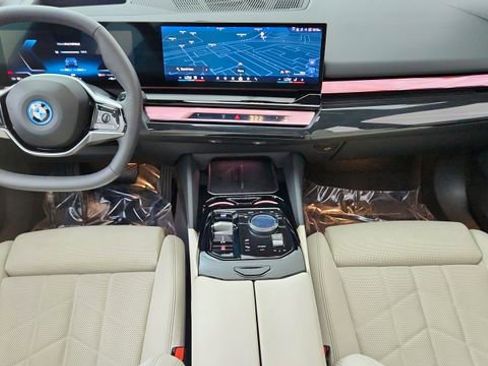 Used 2025 BMW i5 xDrive40 w/ Premium Package image 19