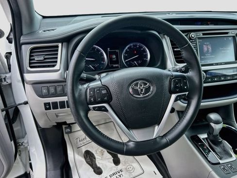 Used 2019 Toyota Highlander XLE AWD/4WD image 8