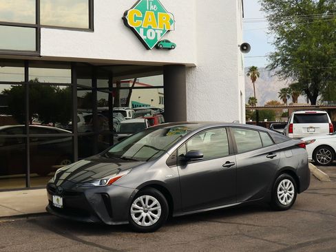 Used 2022 Toyota Prius LE image 3