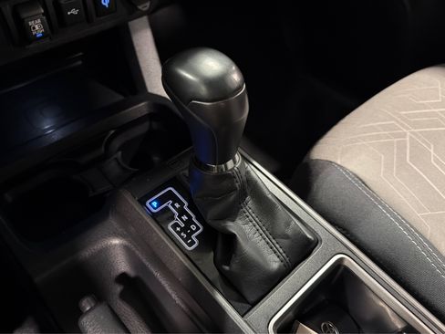 Used 2022 Toyota Tacoma TRD Off-Road AWD/4WD image 31