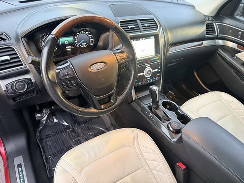 Used 2017 Ford Explorer Platinum image 18