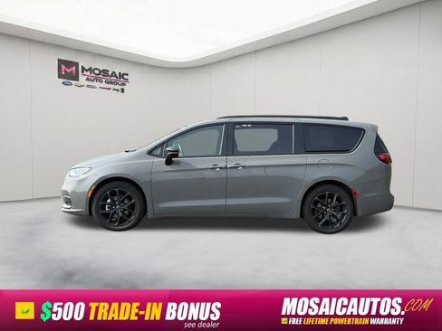Used 2025 Chrysler Pacifica Limited FWD image 4