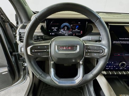 Used 2025 GMC Acadia Elevation w/ Elevation Premium Package FWD image 9