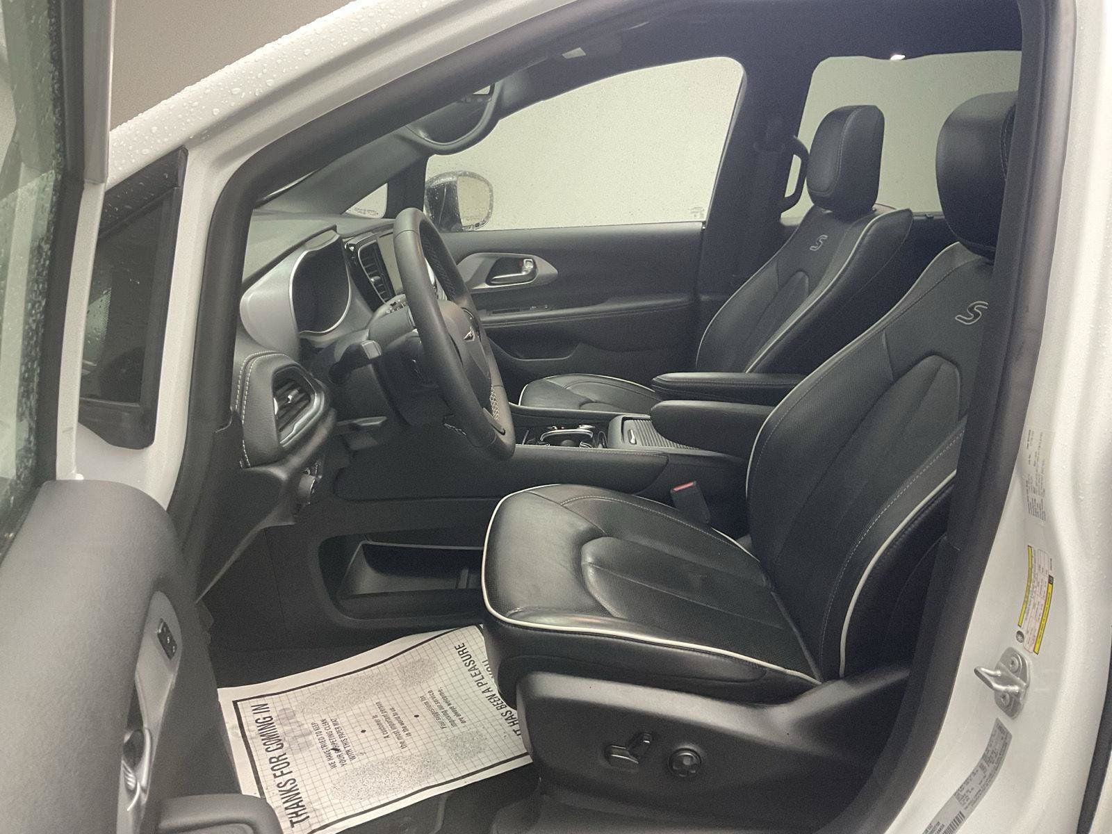 Used 2025 Chrysler Pacifica Limited FWD image 12