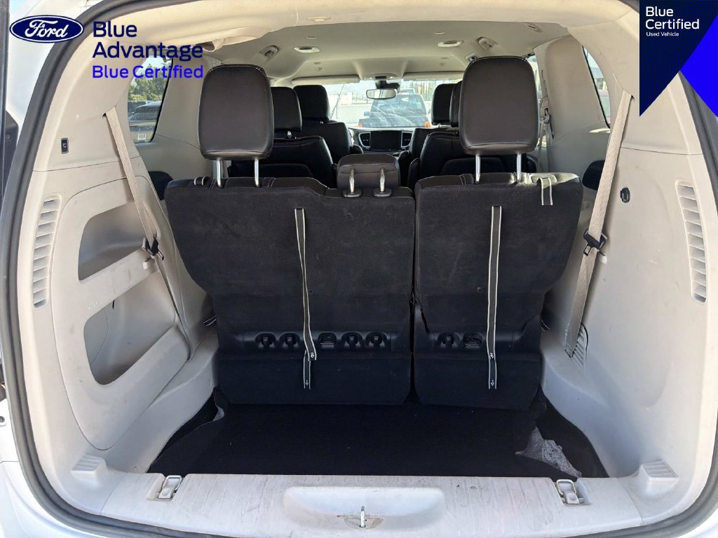 Used 2023 Chrysler Pacifica Touring-L FWD image 7
