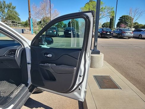 Used 2020 Jeep Cherokee Trailhawk image 18