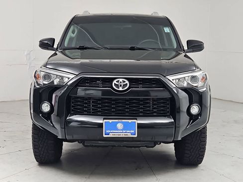 Used 2018 Toyota 4Runner SR5 AWD/4WD image 9