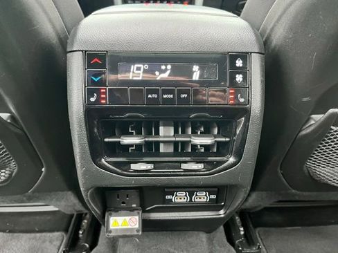 Used 2023 Jeep Grand Cherokee L Limited AWD/4WD image 19