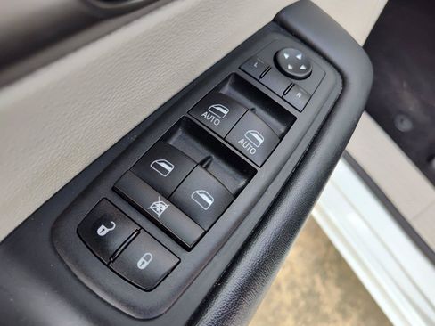 Used 2024 Chrysler Pacifica Touring-L FWD image 16
