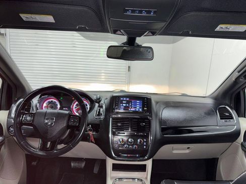 Used 2019 Dodge Grand Caravan SXT image 16