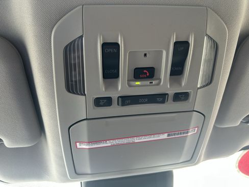 Used 2024 Toyota Highlander XLE AWD/4WD image 39