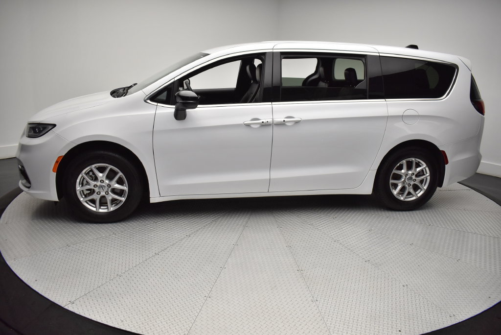 Used 2025 Chrysler Pacifica Select FWD image 8