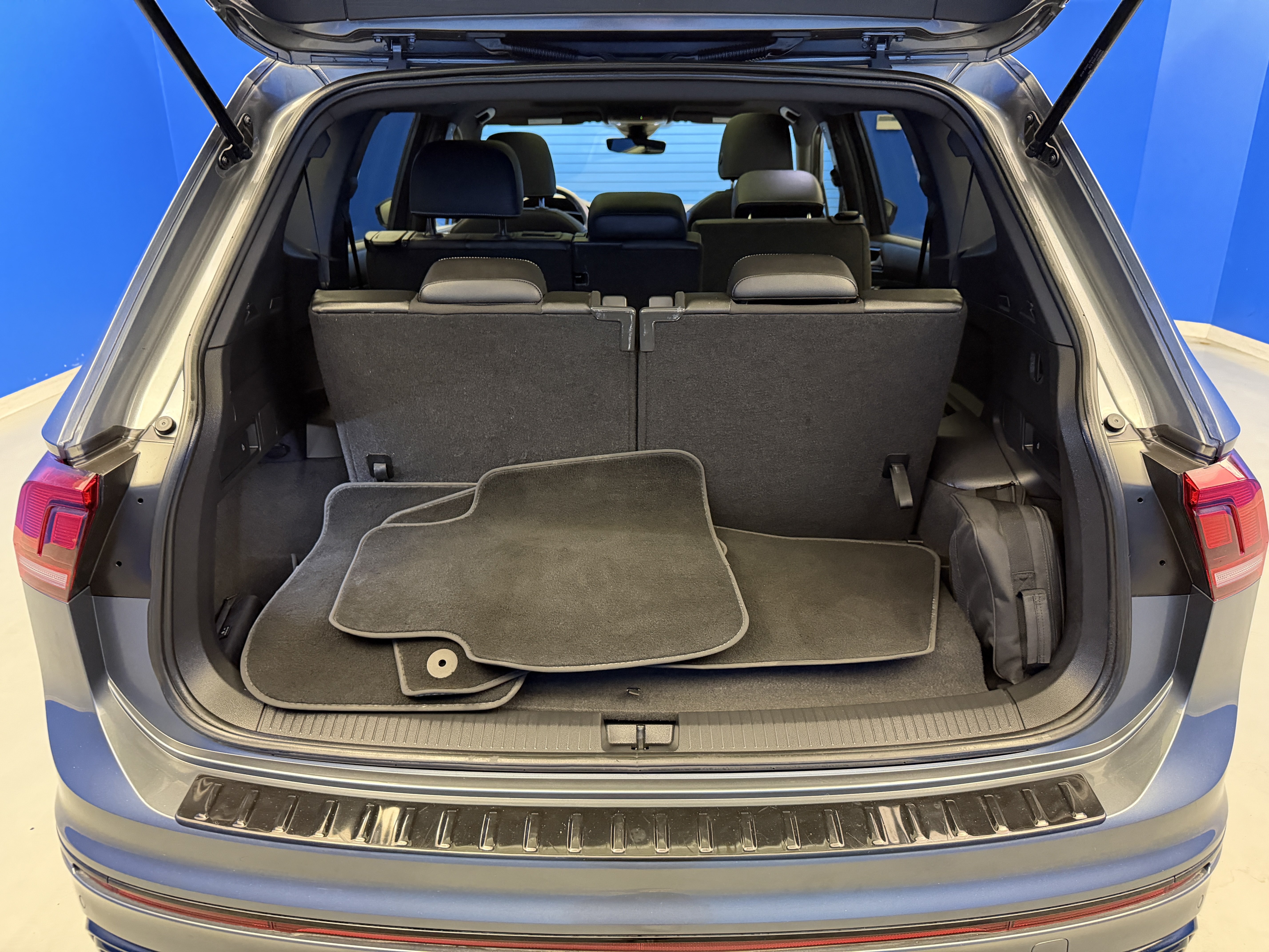 Certified 2023 Volkswagen Tiguan SE R-Line FWD image 28