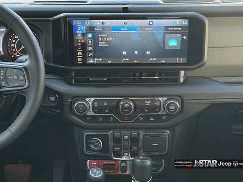 Used 2025 Jeep Gladiator Mojave AWD/4WD image 16