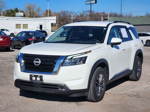 Used 2025 Nissan Pathfinder SV image 3