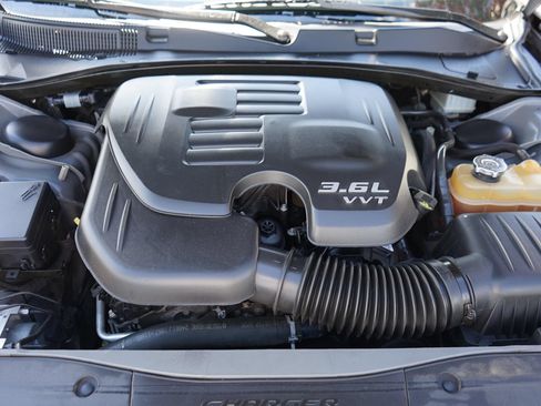 Used 2018 Dodge Charger SXT RWD image 10