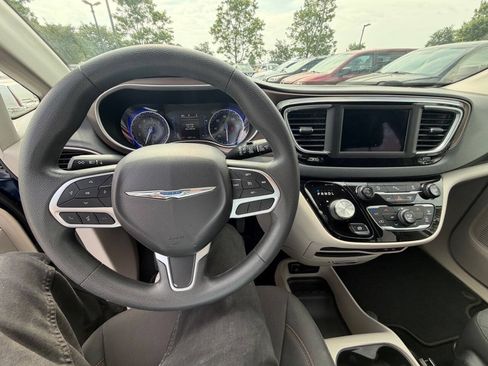 Used 2018 Chrysler Pacifica LX FWD image 19