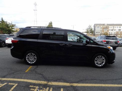 Used 2017 Toyota Sienna XLE image 8