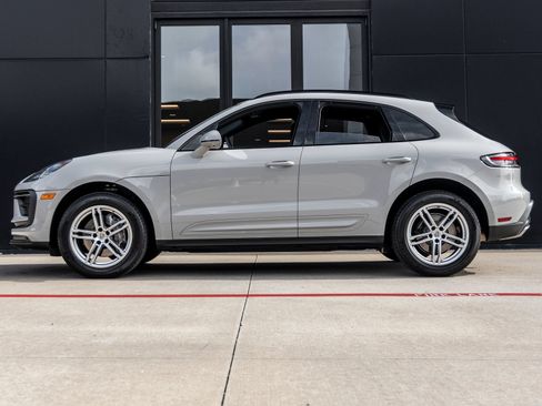 Certified 2025 Porsche Macan AWD/4WD image 2