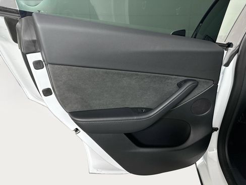 Used 2022 Tesla Model Y Long Range AWD/4WD image 24