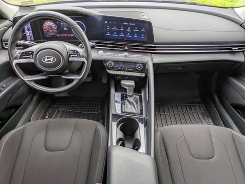 Used 2025 Hyundai Elantra SEL FWD image 9